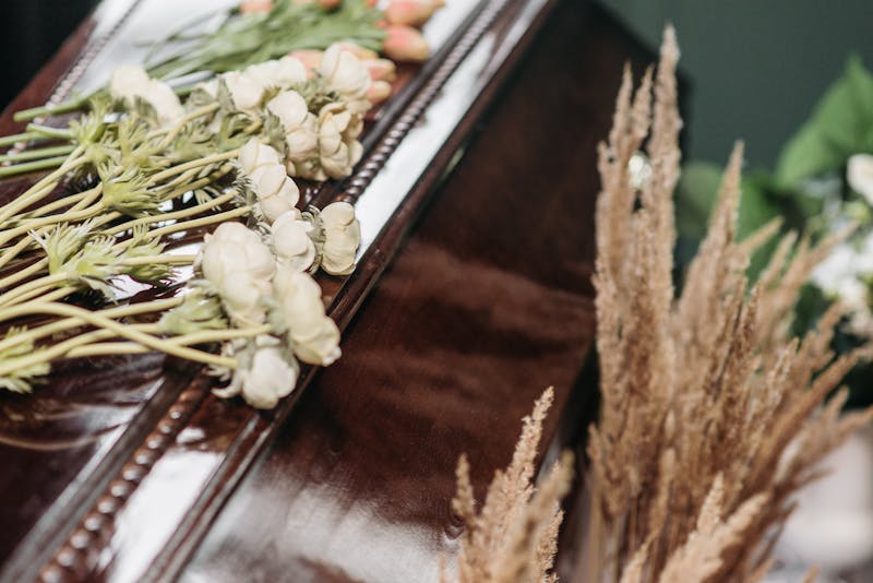 Gerbe funéraire compositions blanches Hommage Interflora