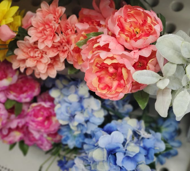 Composition florale printanière colorée
